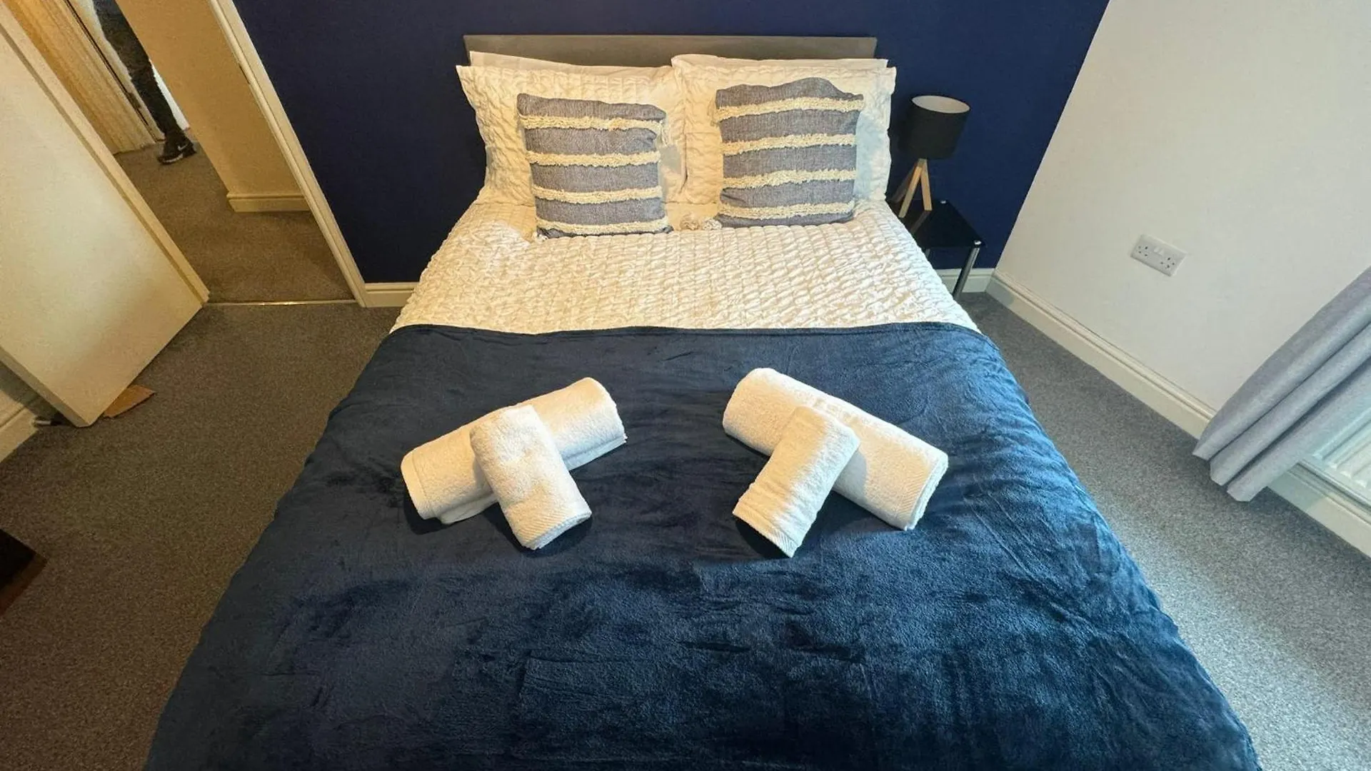 Woodman House- 7 Bed House Apartment