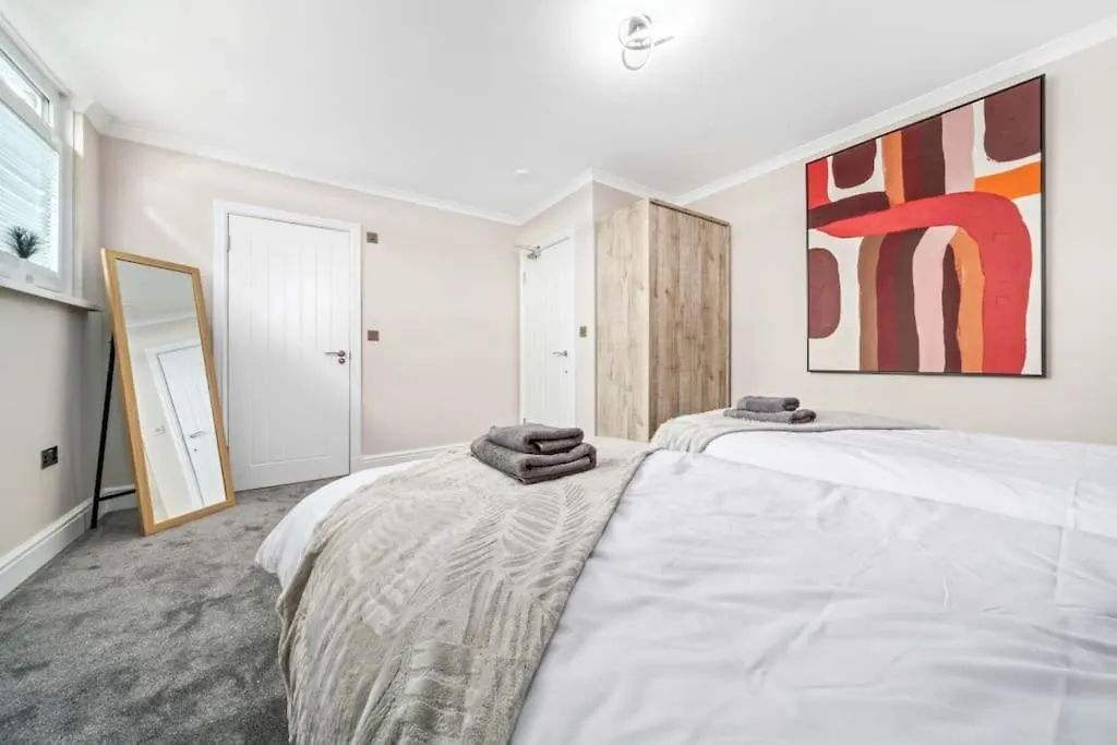 Luxury 4 Bed *