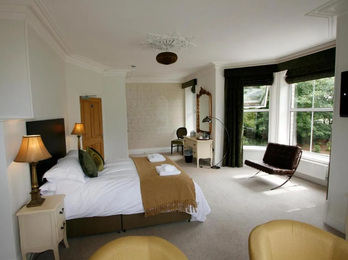 Lakeside House 4*