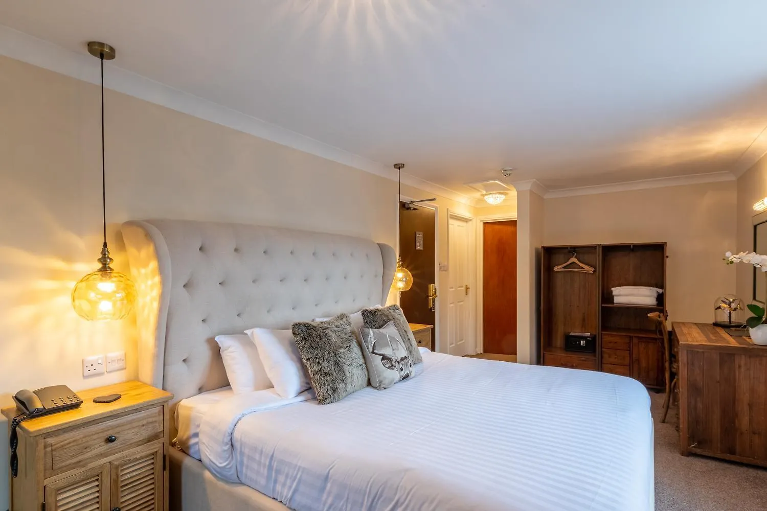 Hotel Lakes &