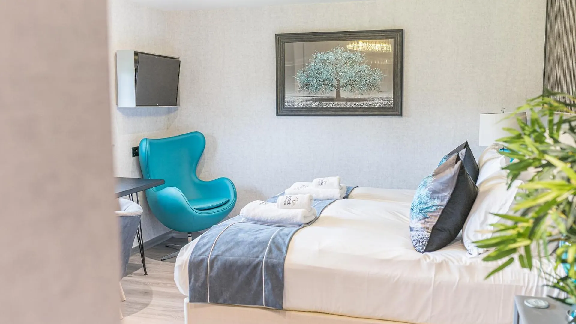 The Log House 3*