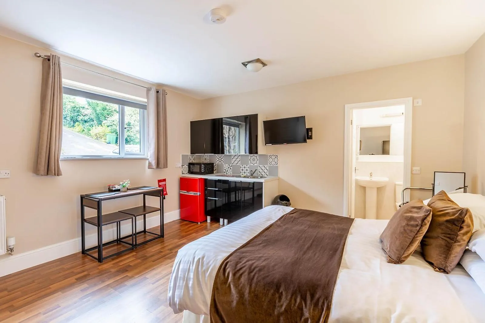 Roger Ground - With Onsite Car Parking 4*
