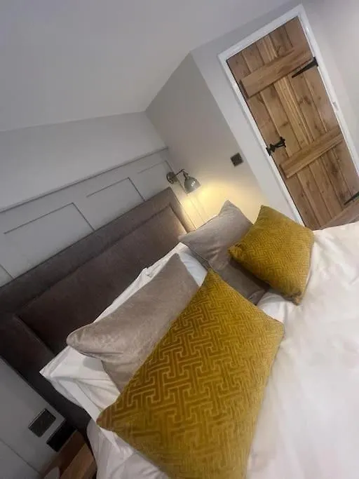 1 The Derry, Luxury 3 Bedroom - Дом отдыха *
