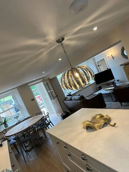 1 The Derry, Luxury 3 Bedroom - Дом отдыха