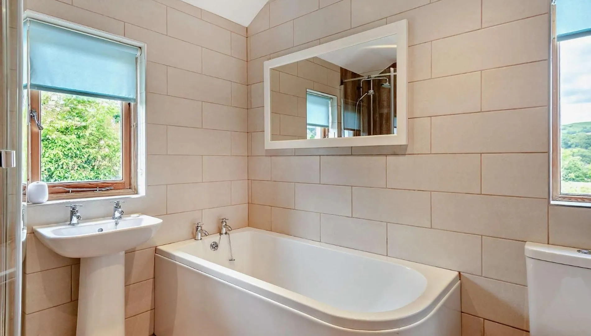 3 Bed In Village Llh48