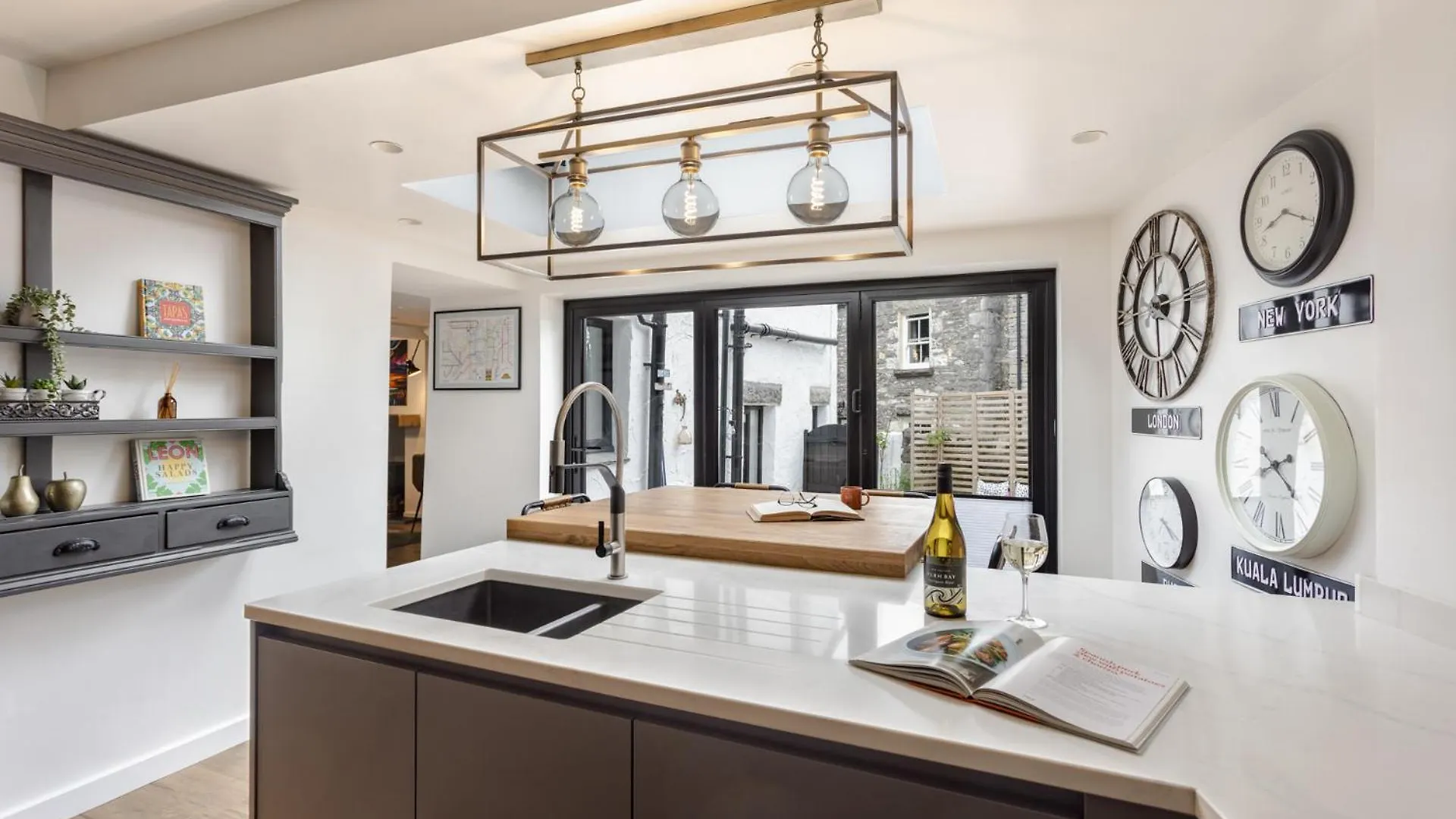 Coronation Family Cottage, Modernised 200-year-old District With Private Hot Tub And Parking Holiday home