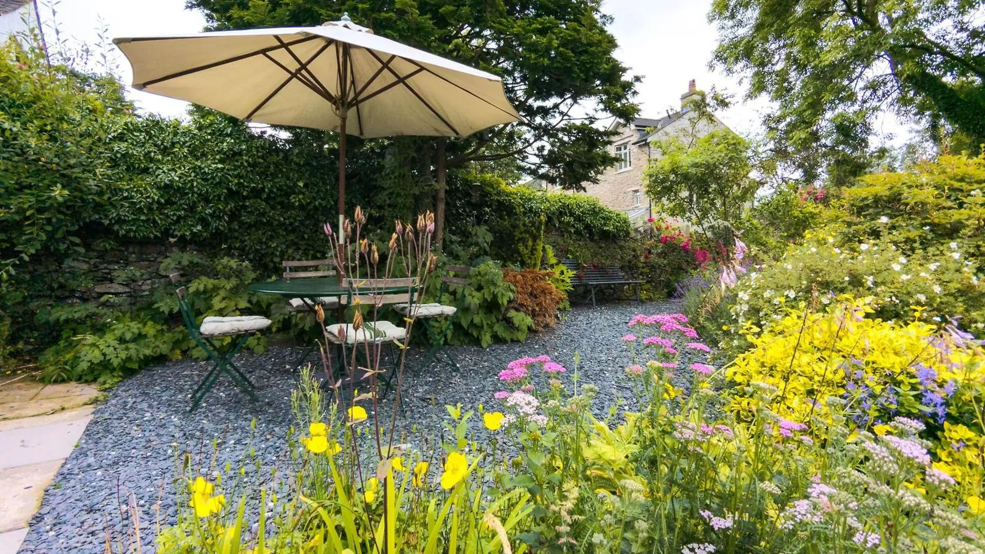 Rose - Garden, Parking And Near A Pub Holiday home *