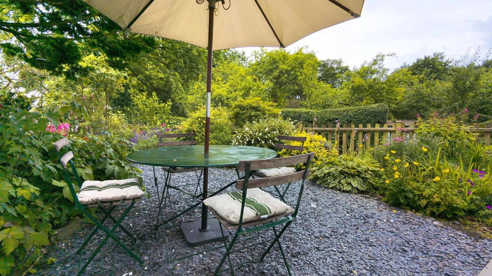 Rose - Garden, Parking And Near A Pub Holiday home *