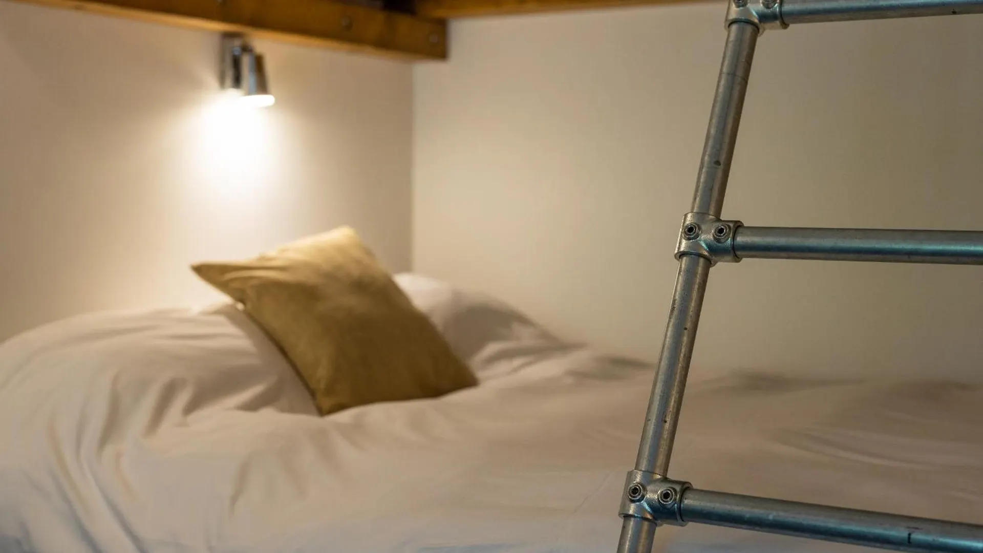 Cosy Glamping In The Valley - And Mega Pods キャンプ場