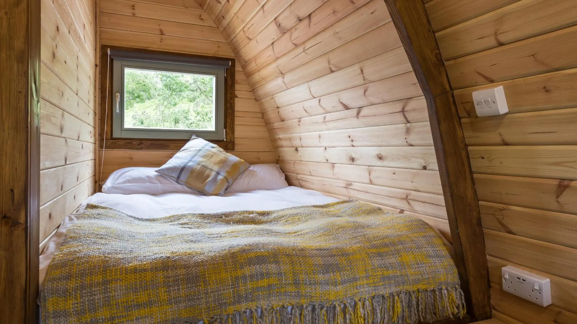 Campeggio Cosy Glamping In The Valley - And Mega Pods
