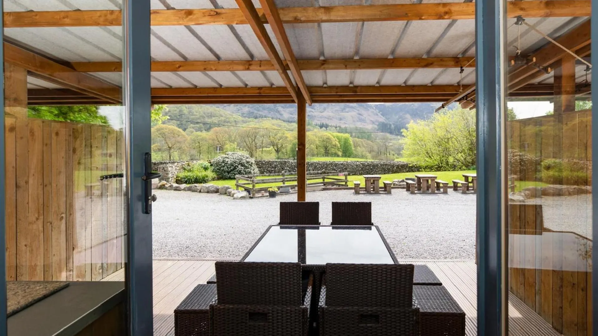 Cosy Glamping In The Valley - And Mega Pods キャンプ場 エスクデイル