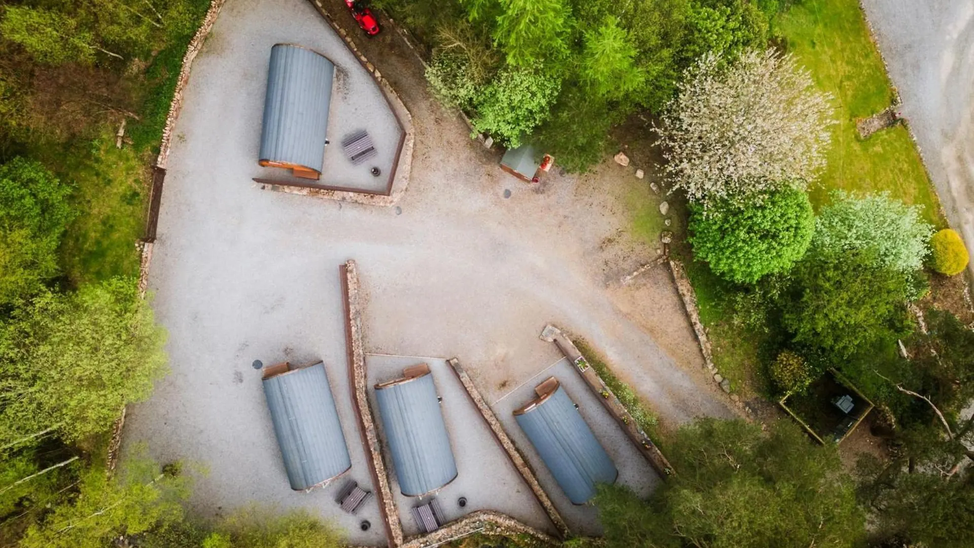 Cosy Glamping In The Valley - And Mega Pods キャンプ場