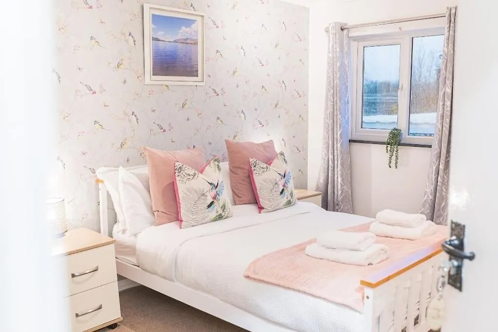 4 Bedroom Steps From Town Centre Holiday home *