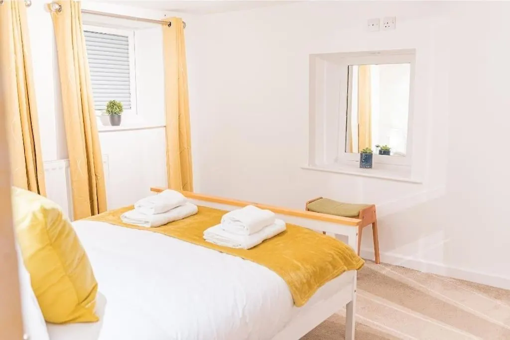 Holiday home 4 Bedroom Steps From Town Centre *