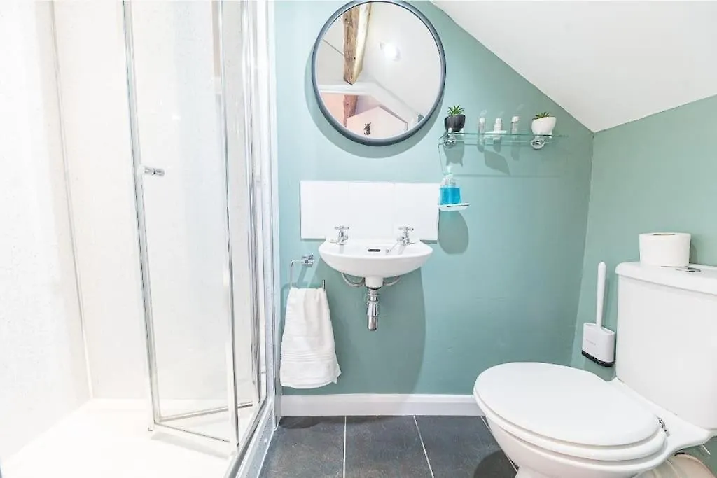 4 Bedroom Steps From Town Centre