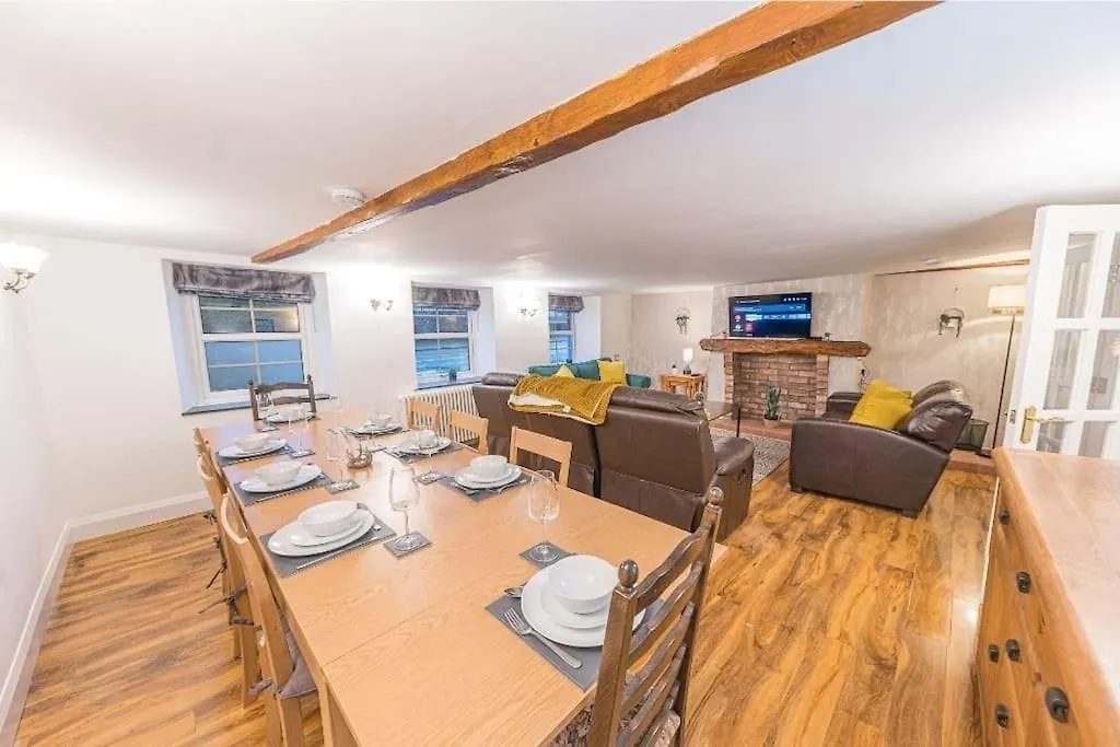 4 Bedroom Steps From Town Centre