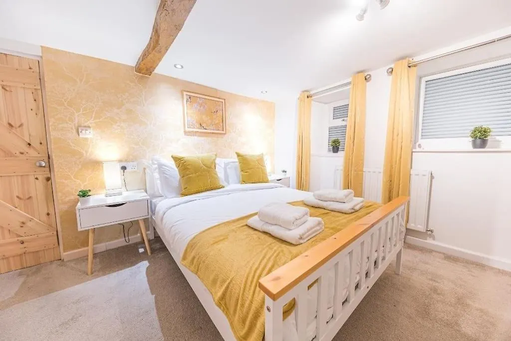 4 Bedroom Steps From Town Centre
