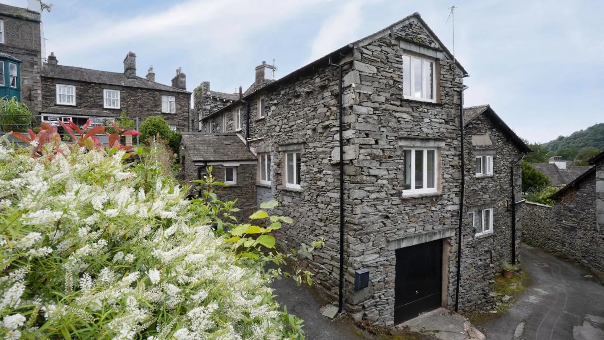 Charming 3-bedroom Barn In By Letmestay Holiday home