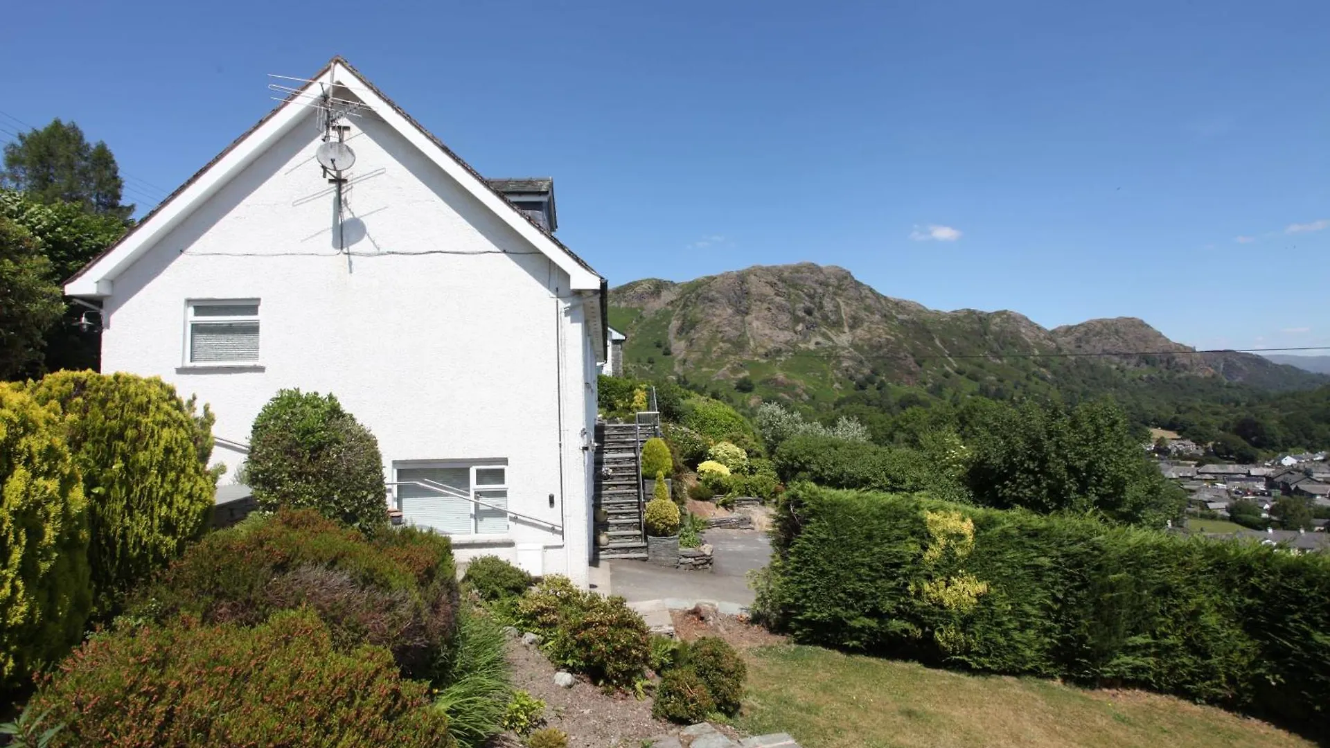 Hilltop, Spacious With Incredible Views *