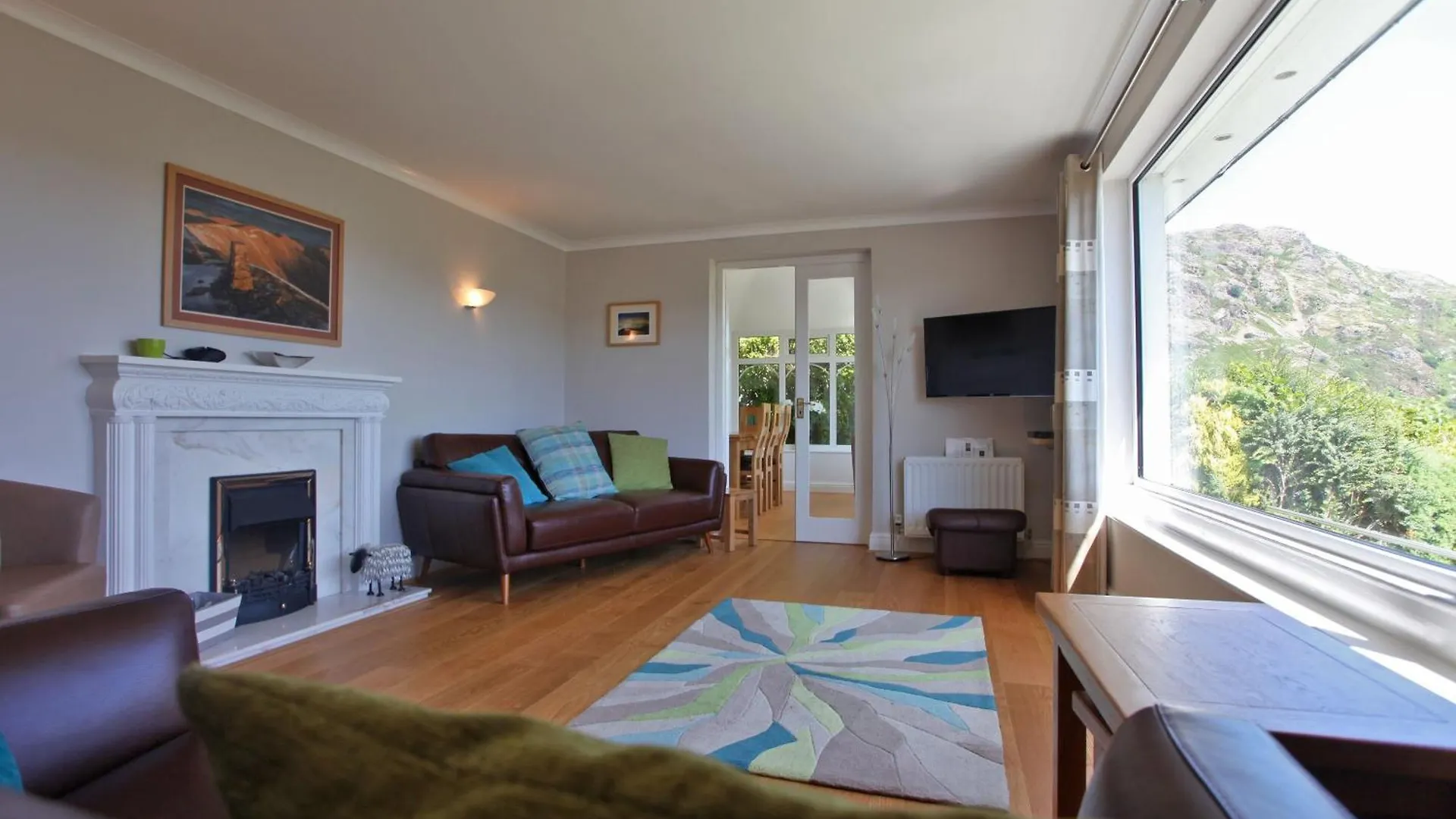Hilltop, Spacious With Incredible Views *