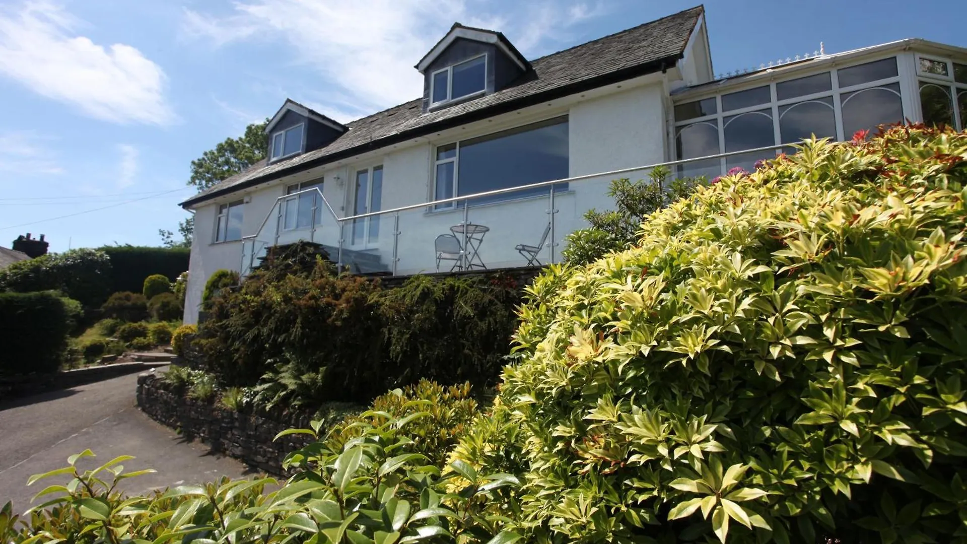 Hilltop, Spacious With Incredible Views Holiday home *
