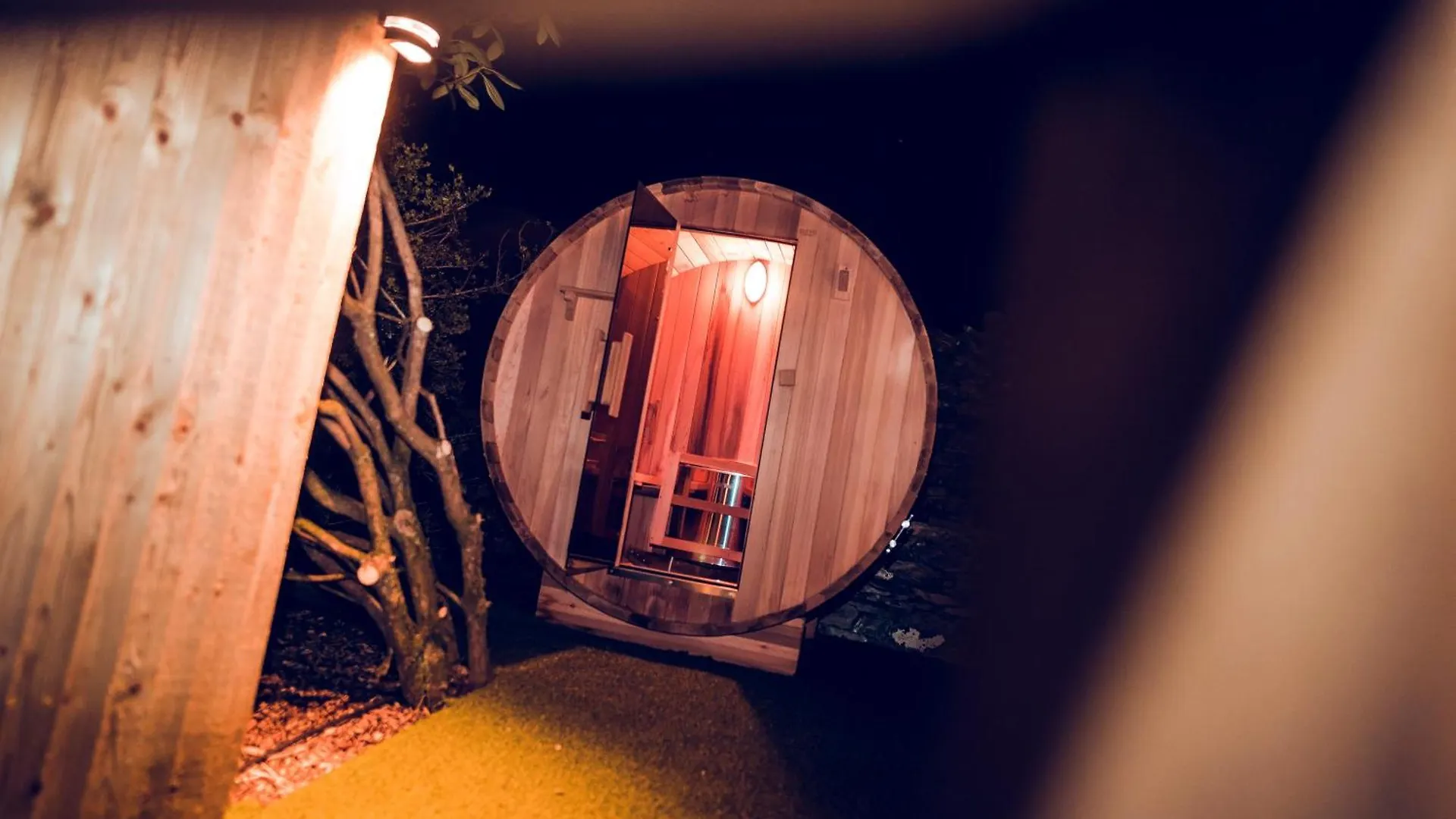 Aphrodites Group - Luxury Hot Tub In District!