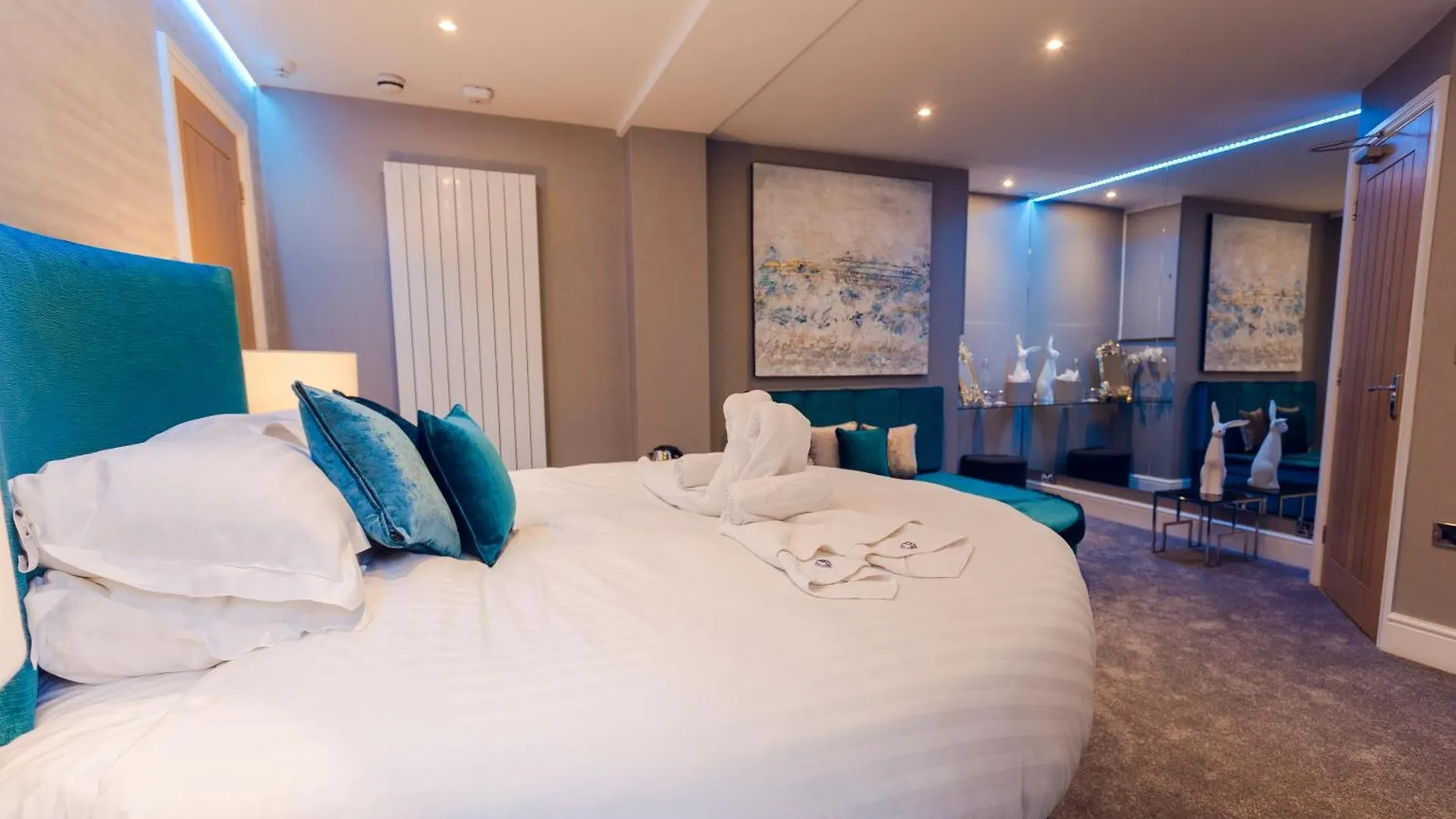 Hotel Aphrodites Group - Luxury Hot Tub In District!