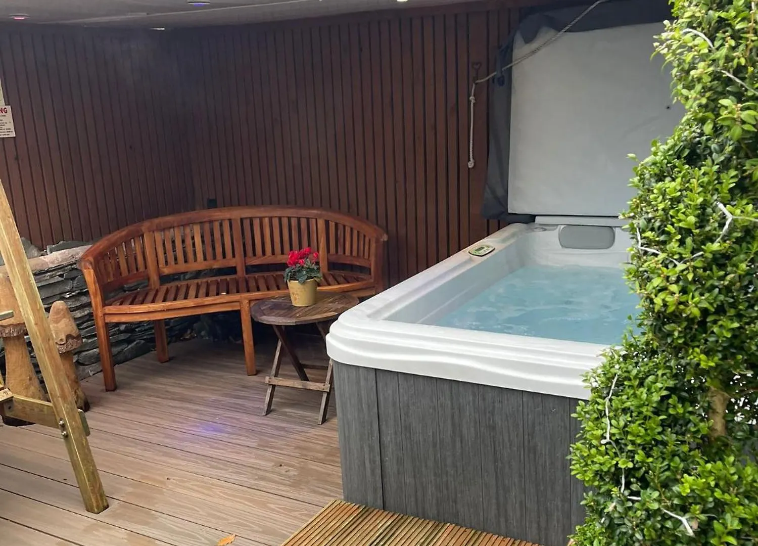 Boutique & Hot Tubs 윈더미어