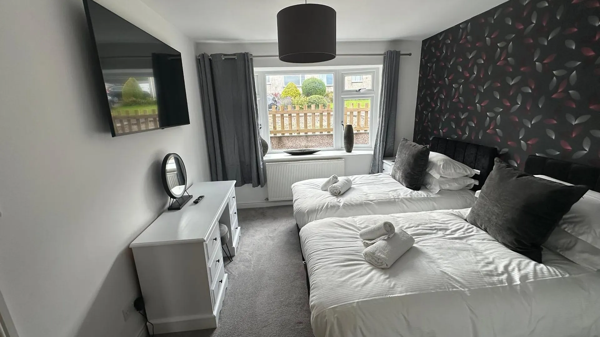Modern Hot Tub 3 Bed Holiday home