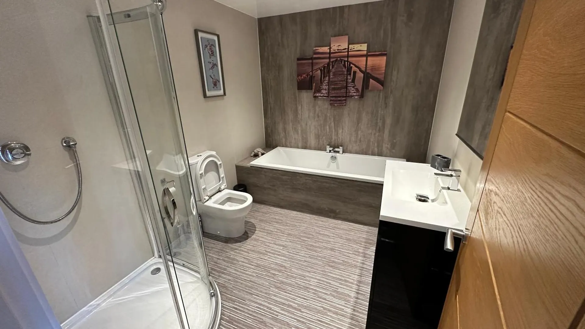 Modern Hot Tub 3 Bed ケズィック