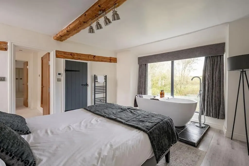 5 Star District Luxury, Pet Friendly, Hot Tub Kendal