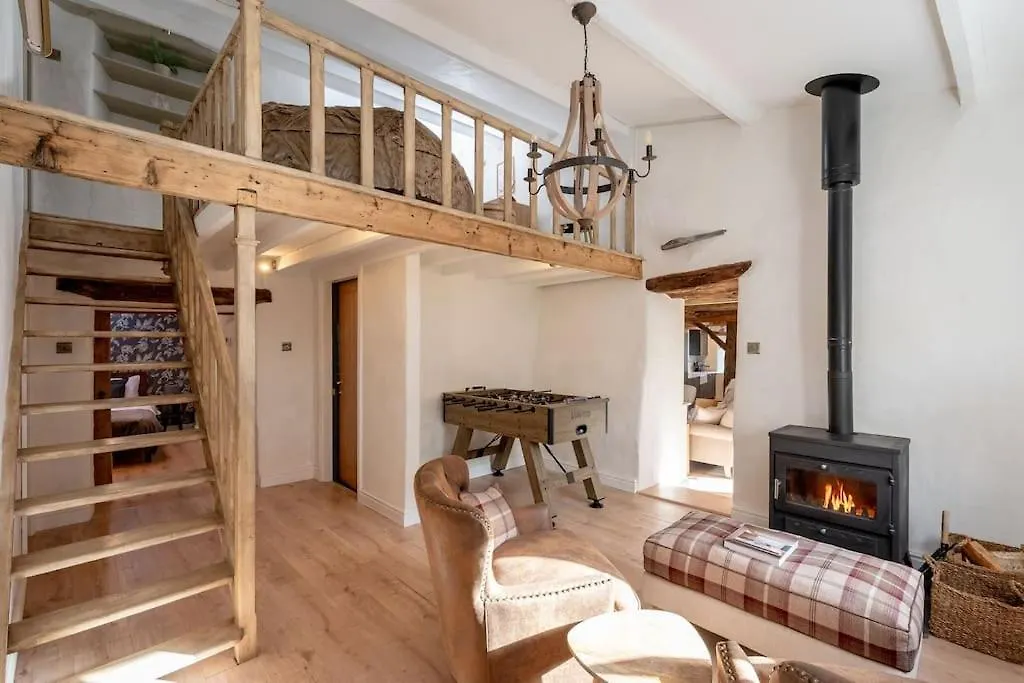 5 Star District Luxury, Pet Friendly, Hot Tub * Kendal