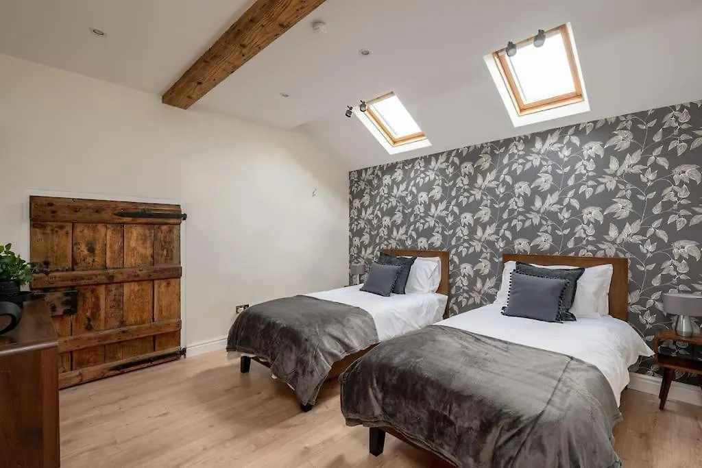 5 Star District Luxury, Pet Friendly, Hot Tub * Kendal