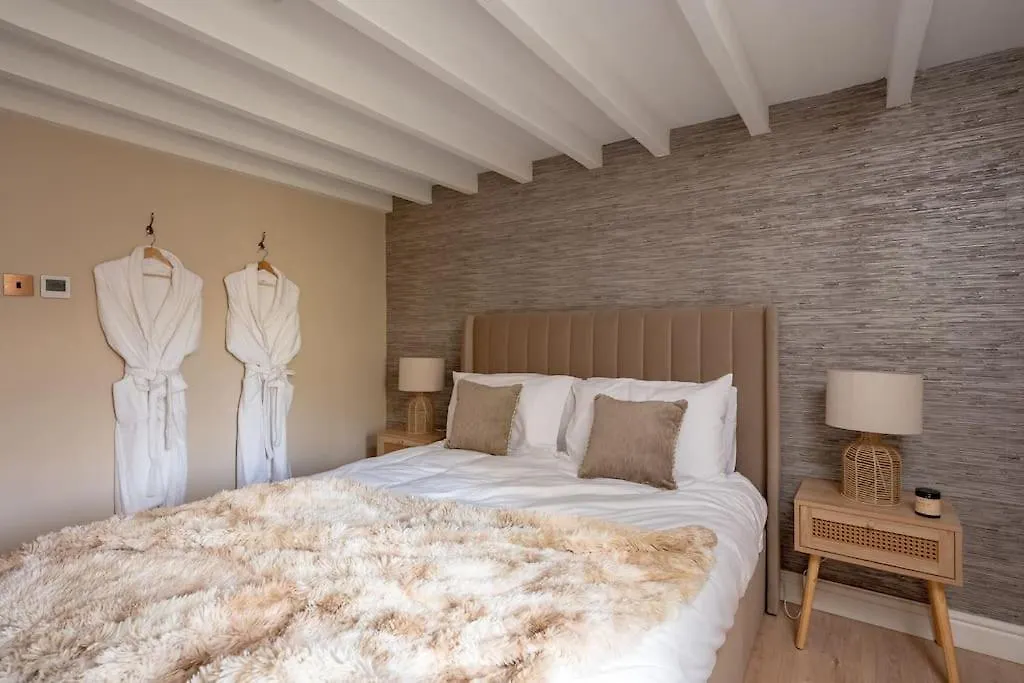Holiday home 5 Star District Luxury, Pet Friendly, Hot Tub *