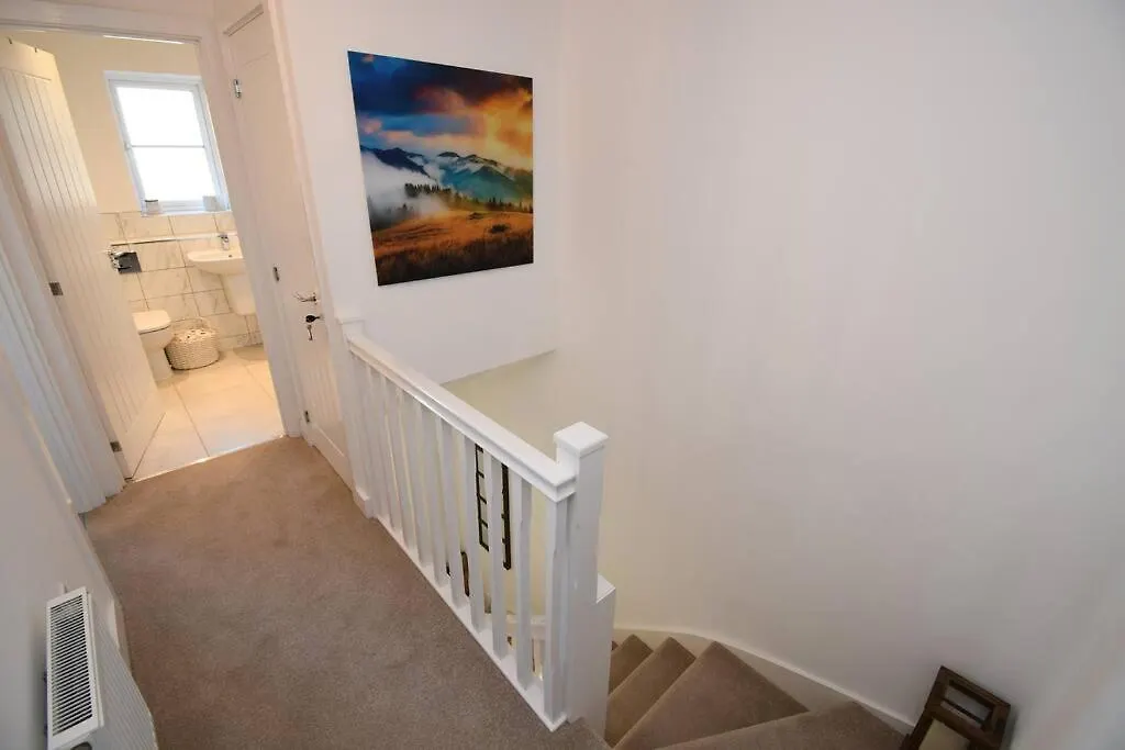 District Haven - Modern Comfort In Holiday home