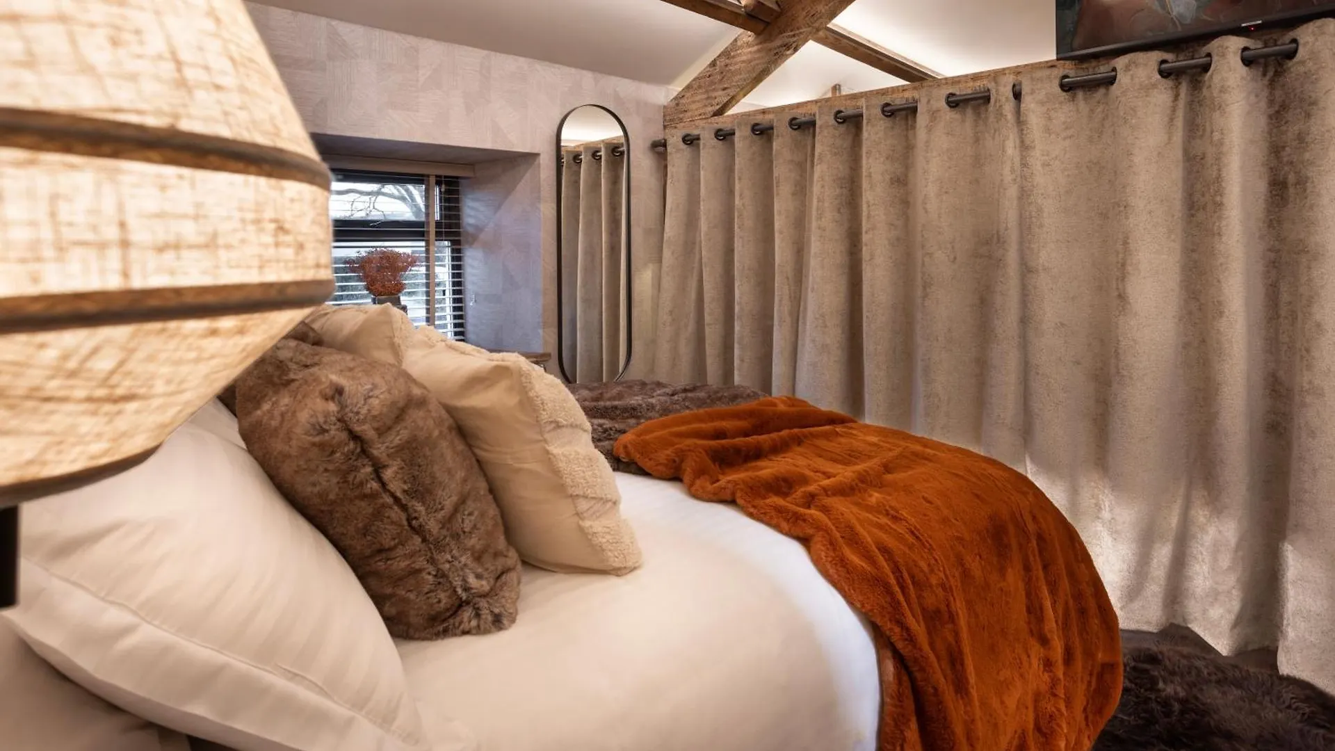 Mead A Tranquil Retreat In The Heart Of The District *