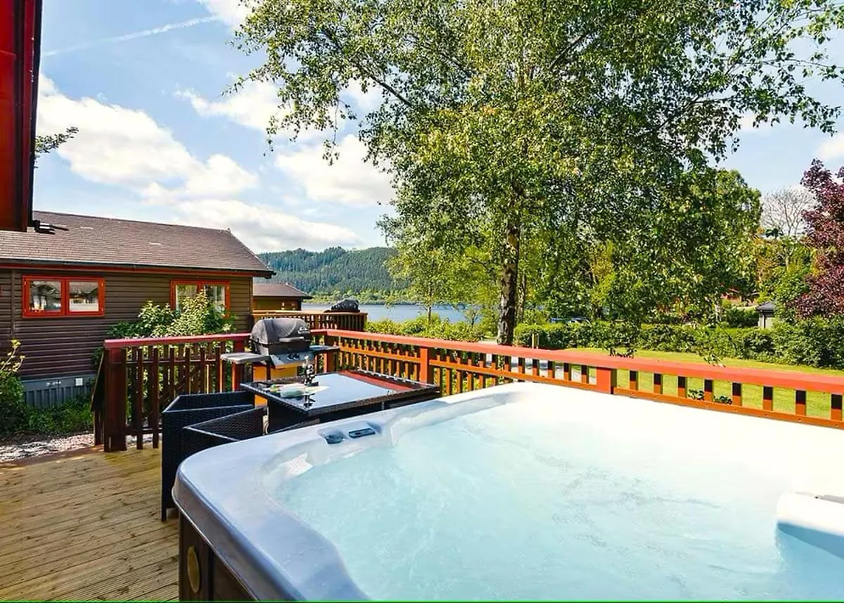 By The - District - Hot Tub Holiday home
