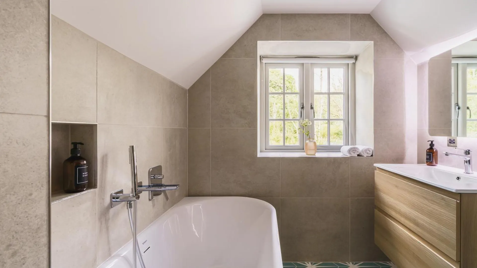 Shepherds Rock And Gilpin Villa *