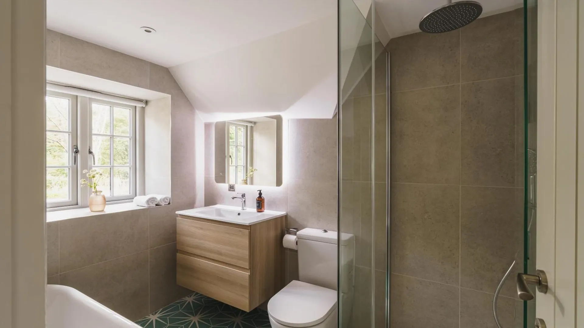 Shepherds Rock And Gilpin Villa