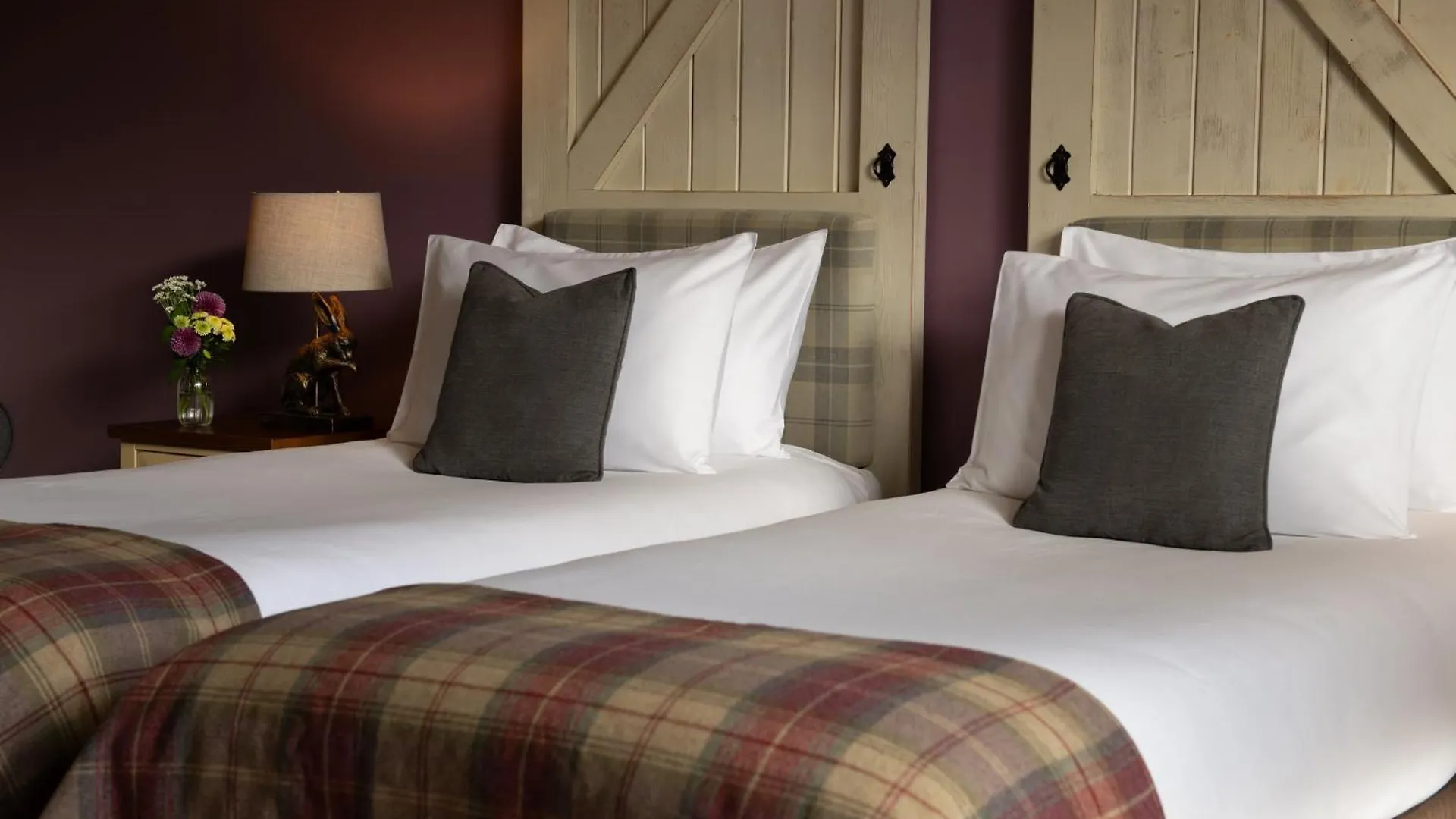 The Crown 4*