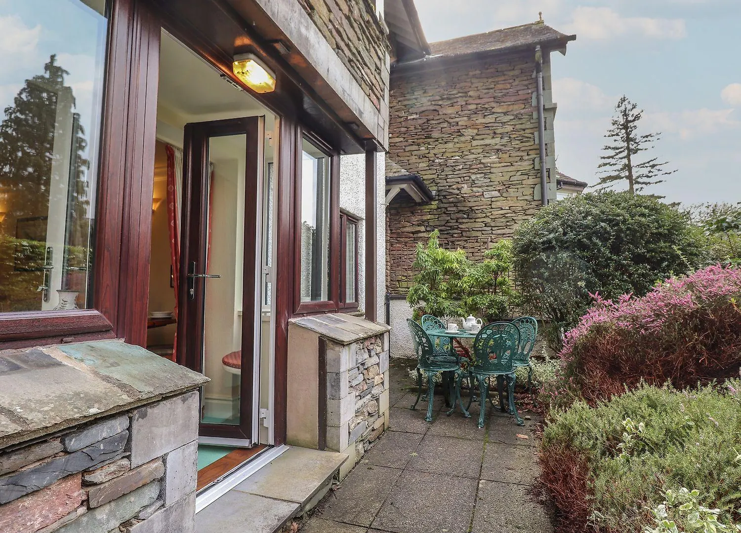 Swallowdale Apartment *