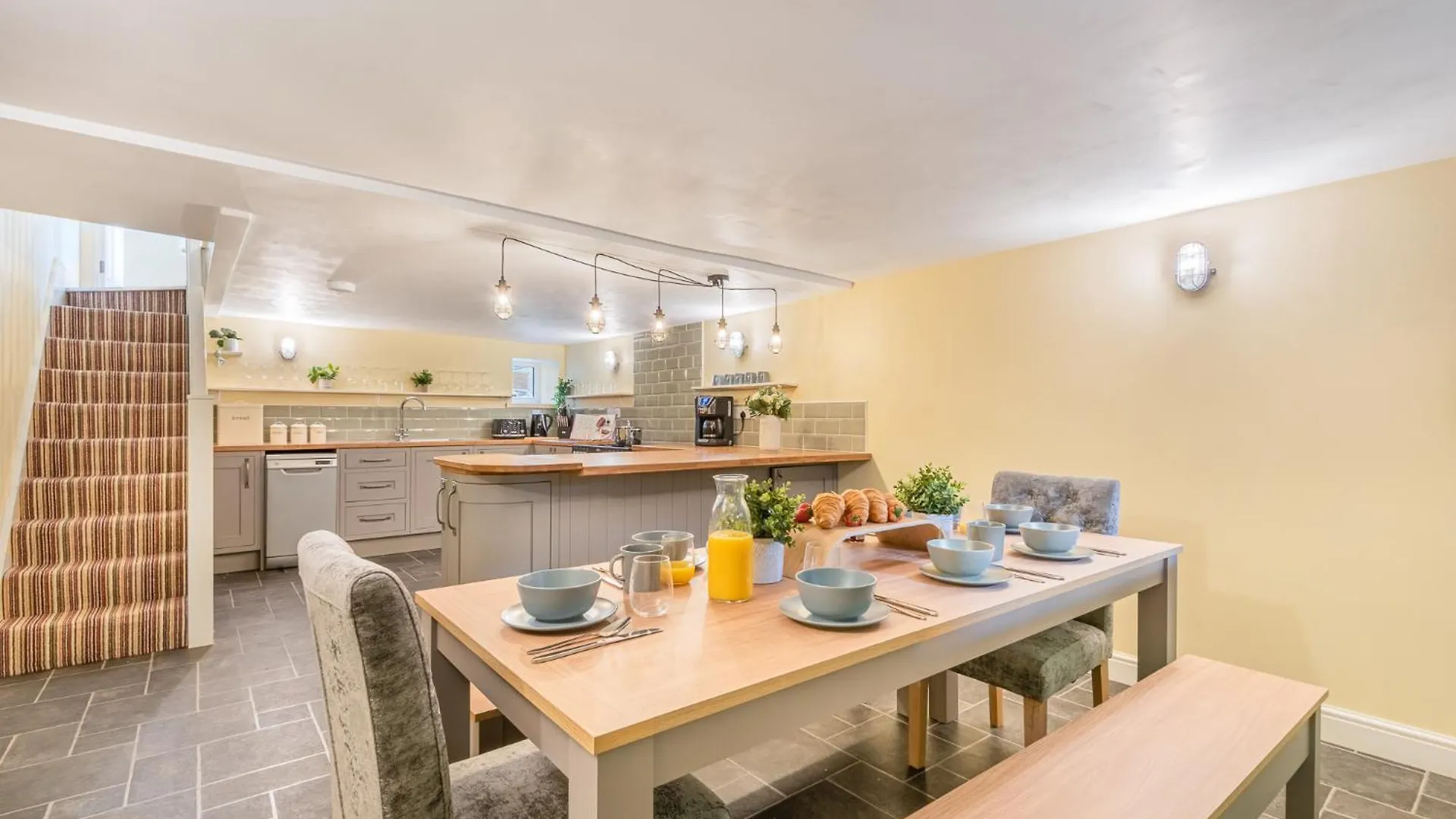 Lakeland - Sleeps 6 *