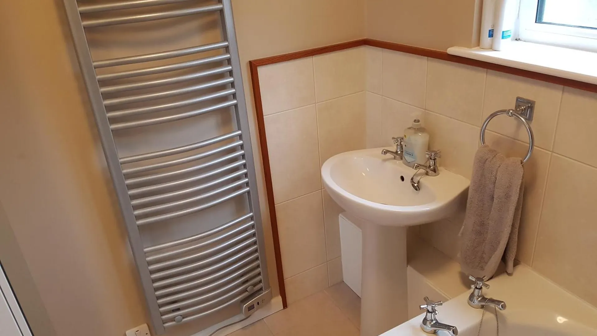 On Windermere, Excellent For 4 With Parking * Bowness-on-Windermere