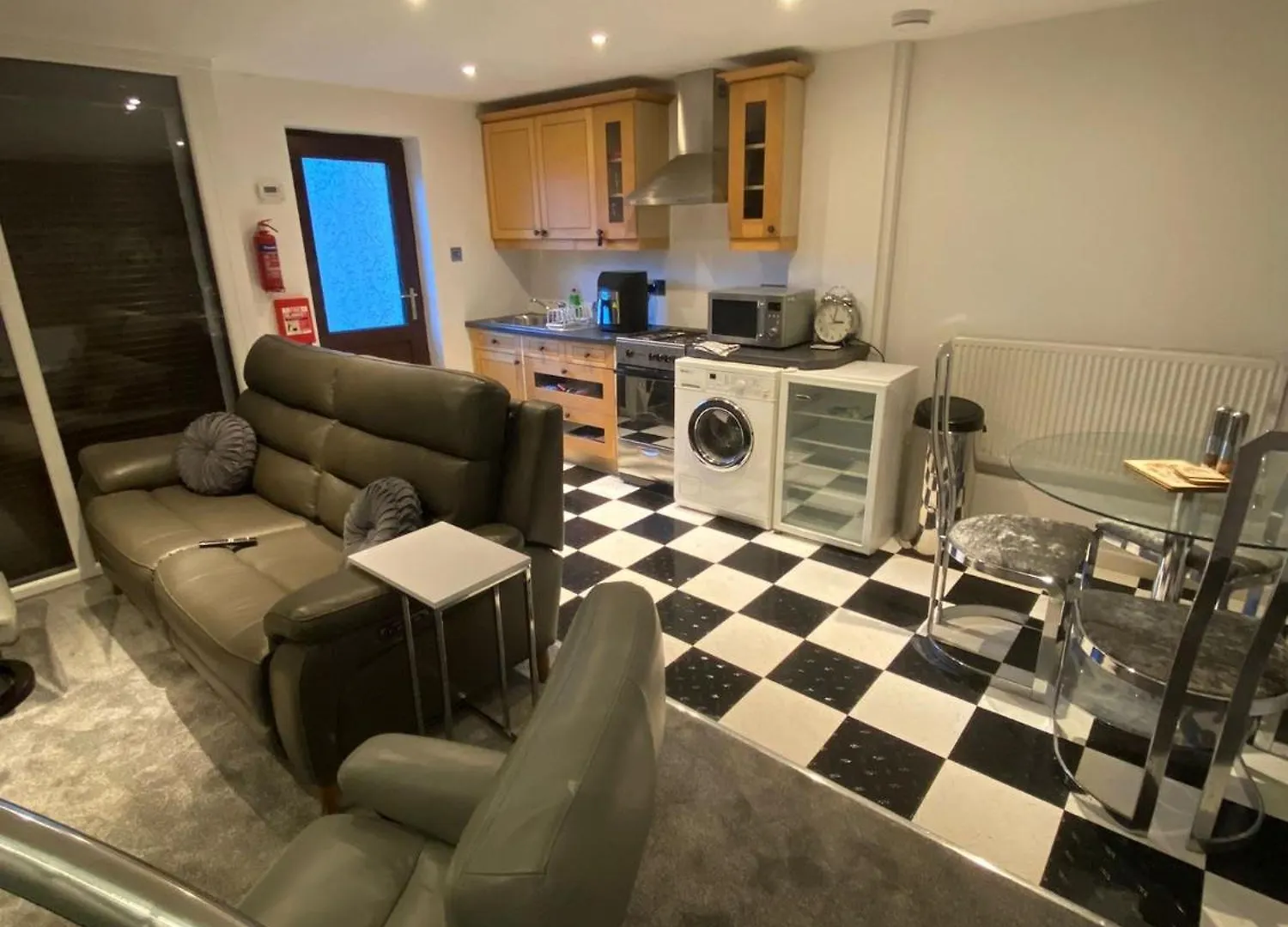 Lovely 2 Bed House In 霍克斯黑德