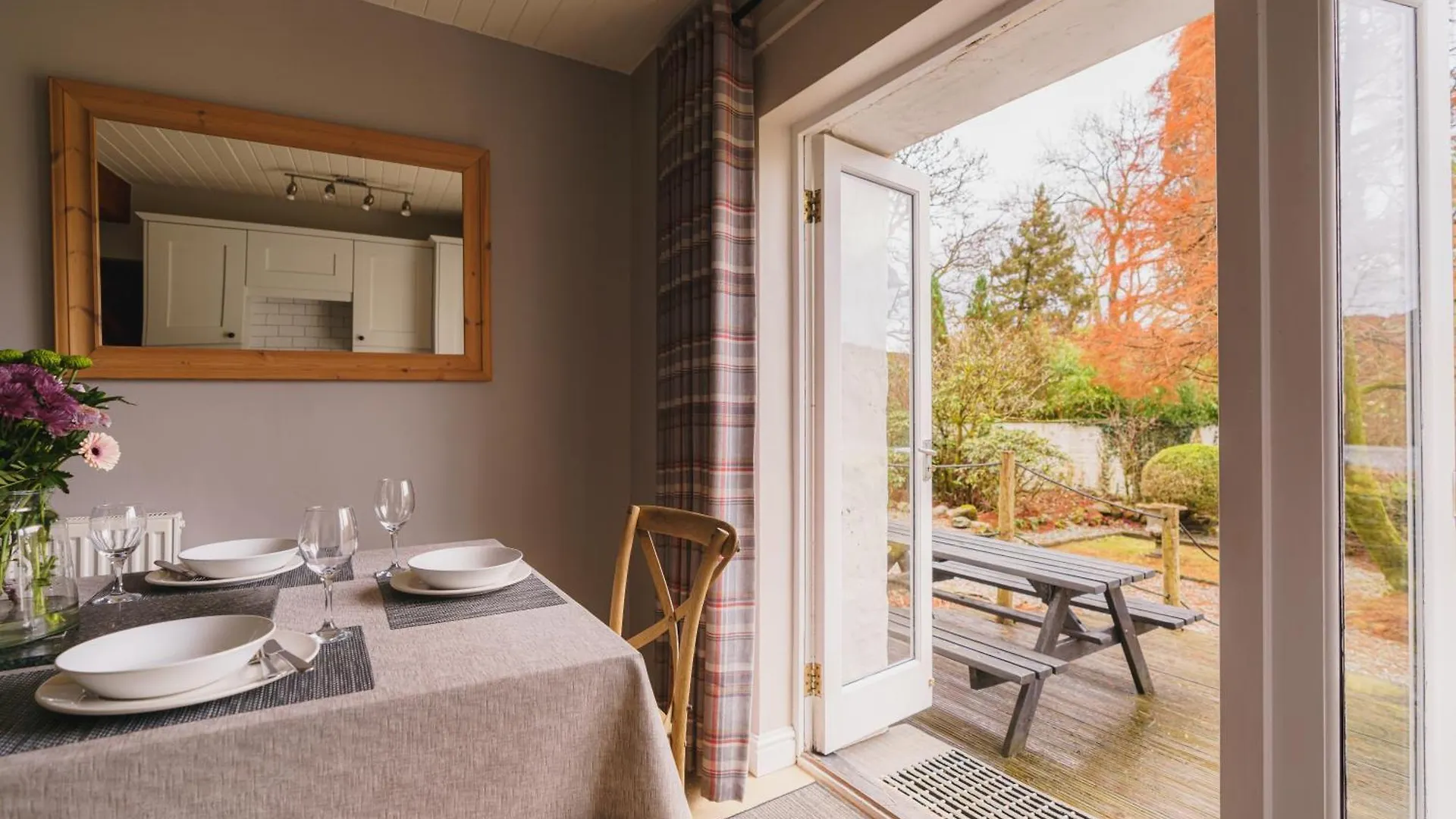 Half Way House, Clappersgate, Sleeps 8 Holiday home