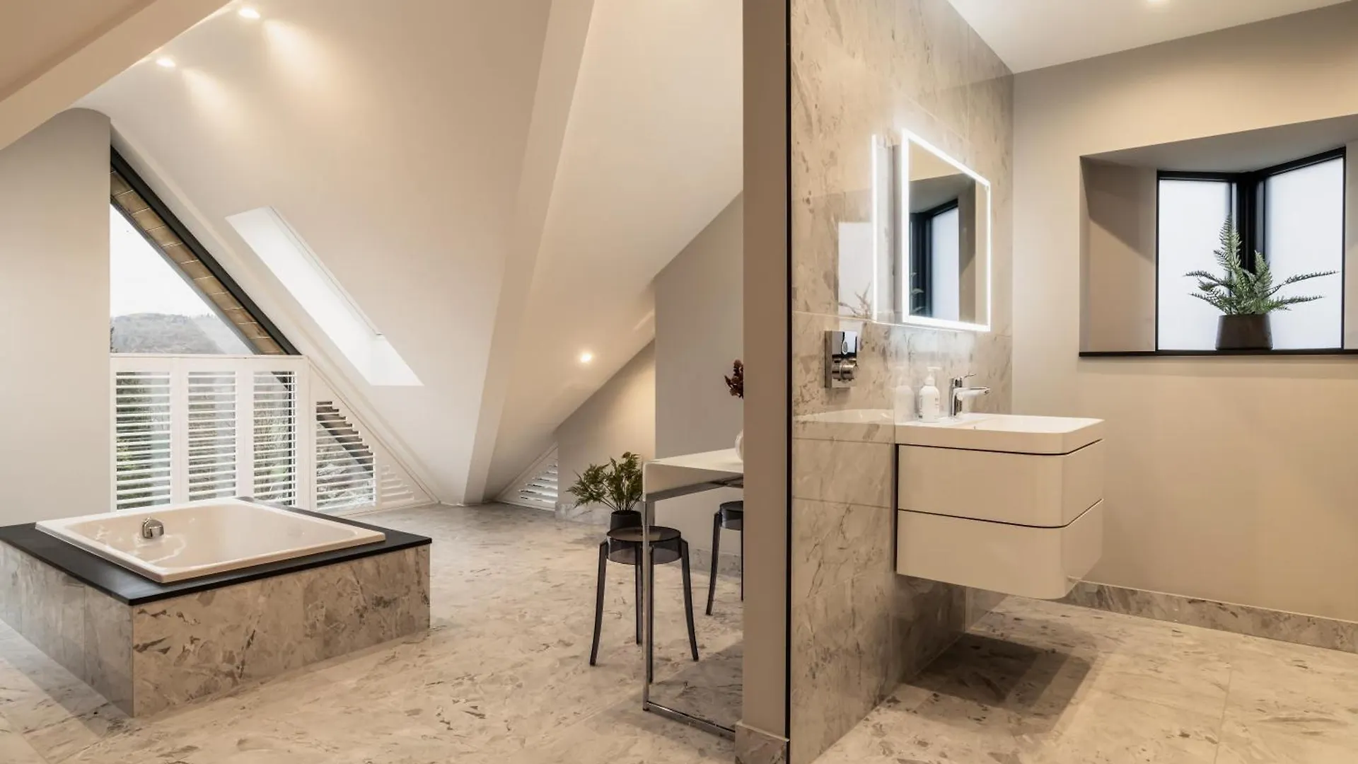 Midways, Stunning Retreat In The Heart Of בית נופש