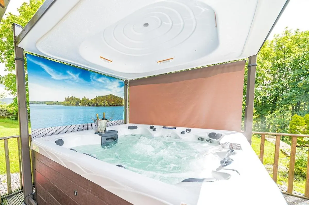 Stunning Character With Hot Tub & Sauna *