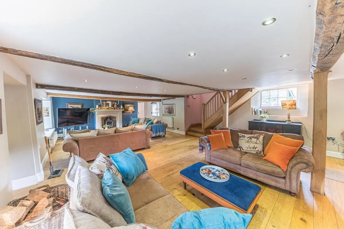 Stunning Character With Hot Tub & Sauna Kendal