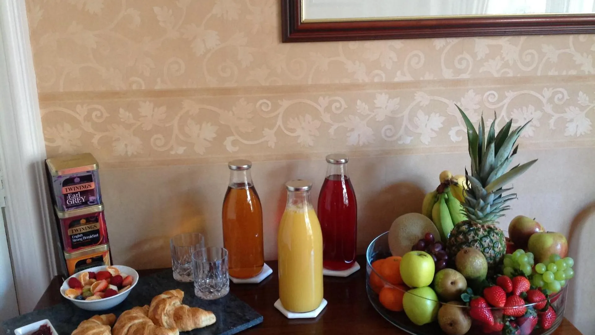Bed & Breakfast Number 10 *