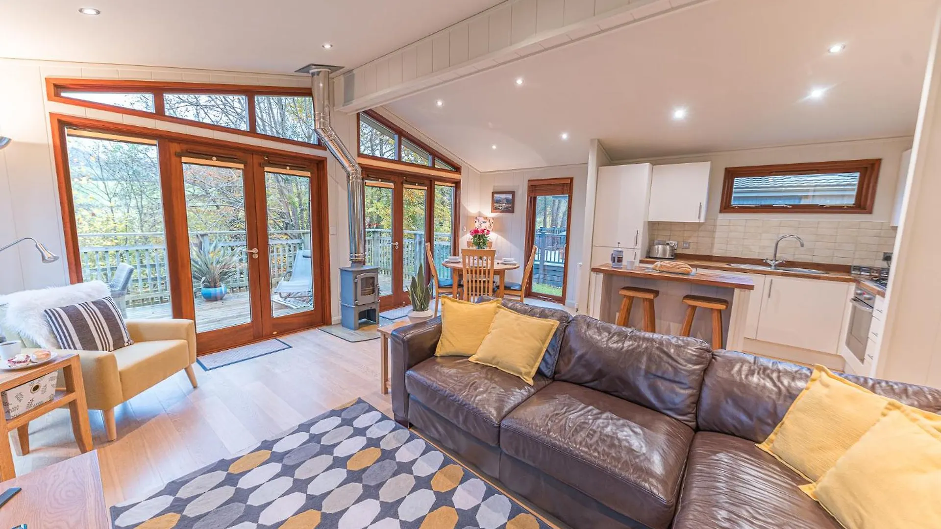 Family Friendly, Lovely Lakeland With Private Parking And A Patio *